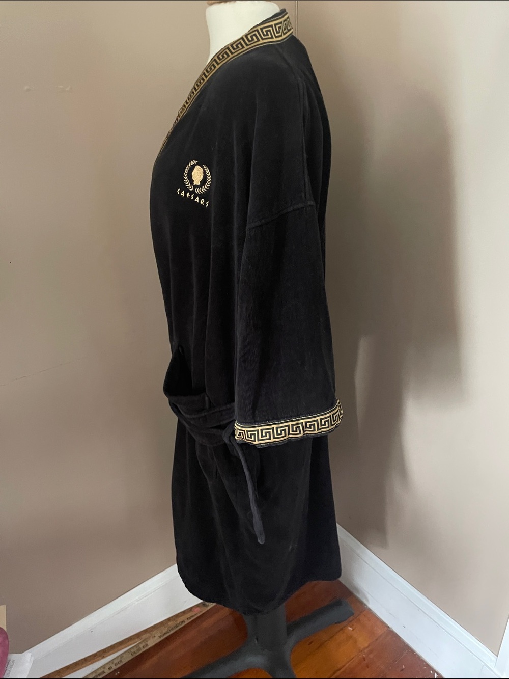 Cesar place Black Velvet Robe with Gold-Trim Detailing unisex!! - Picture 3 of 9